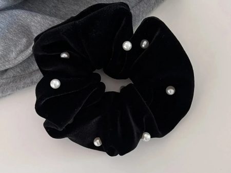 Welurowa frotka do włosów scrunchie z perełkami Supply